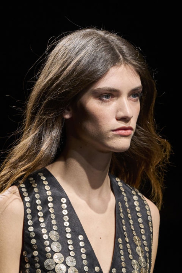 اطلالات جمالية من مجموعة Alberta Ferretti لخريف وشتاء 2024