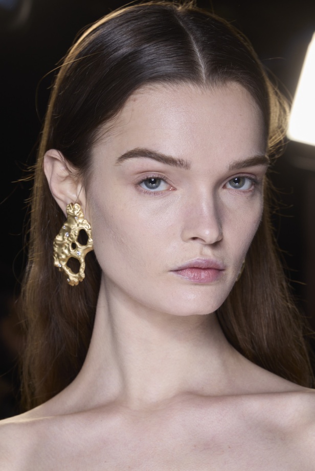 مجموعة Jason Wu لخريف 2024: تصاميم غارقة في جمال الليل الداكن والحرفية العالية