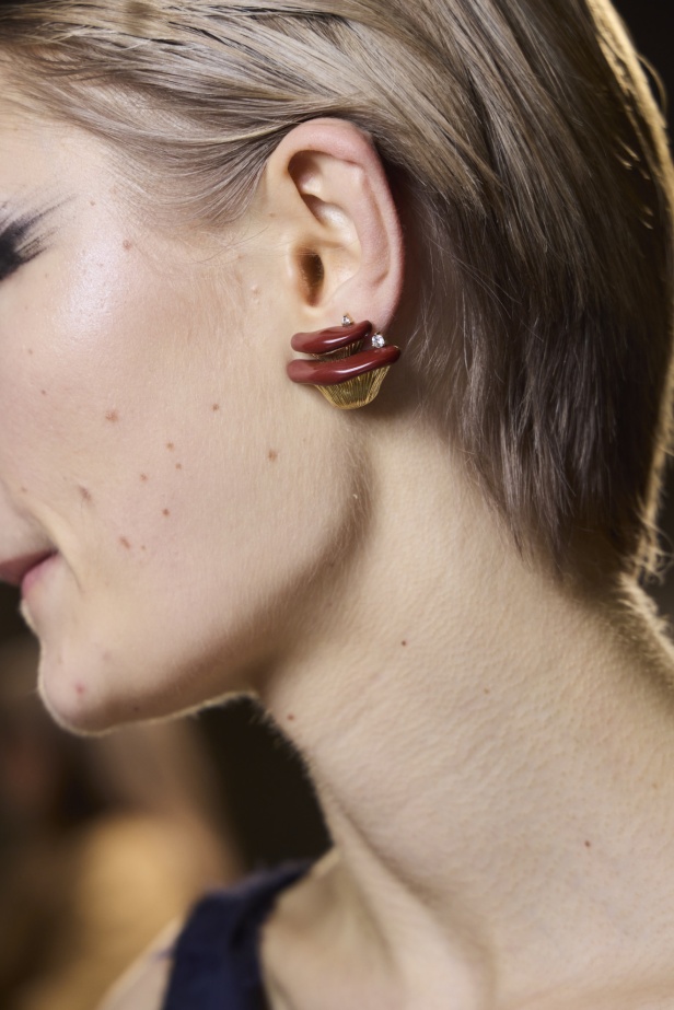 مجموعة Jason Wu لخريف 2024: تصاميم غارقة في جمال الليل الداكن والحرفية العالية