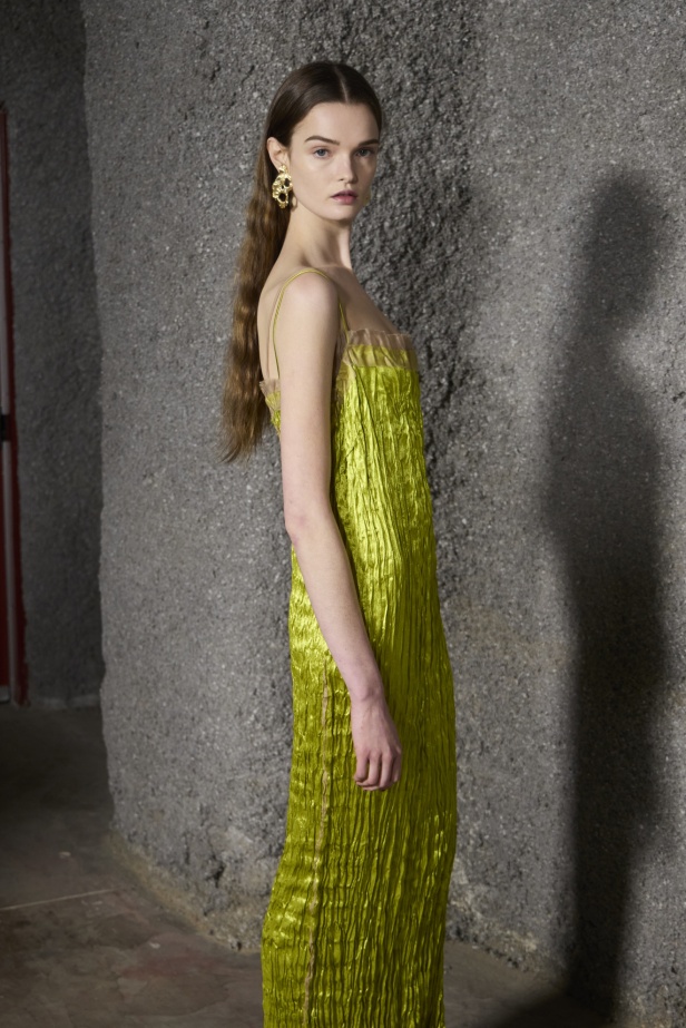 مجموعة Jason Wu لخريف 2024: تصاميم غارقة في جمال الليل الداكن والحرفية العالية