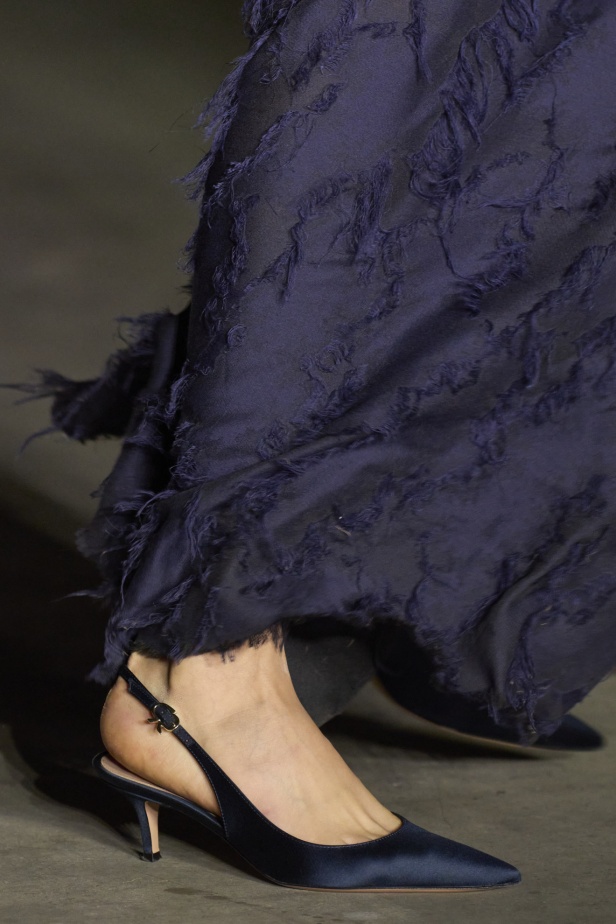 مجموعة Jason Wu لخريف 2024: تصاميم غارقة في جمال الليل الداكن والحرفية العالية