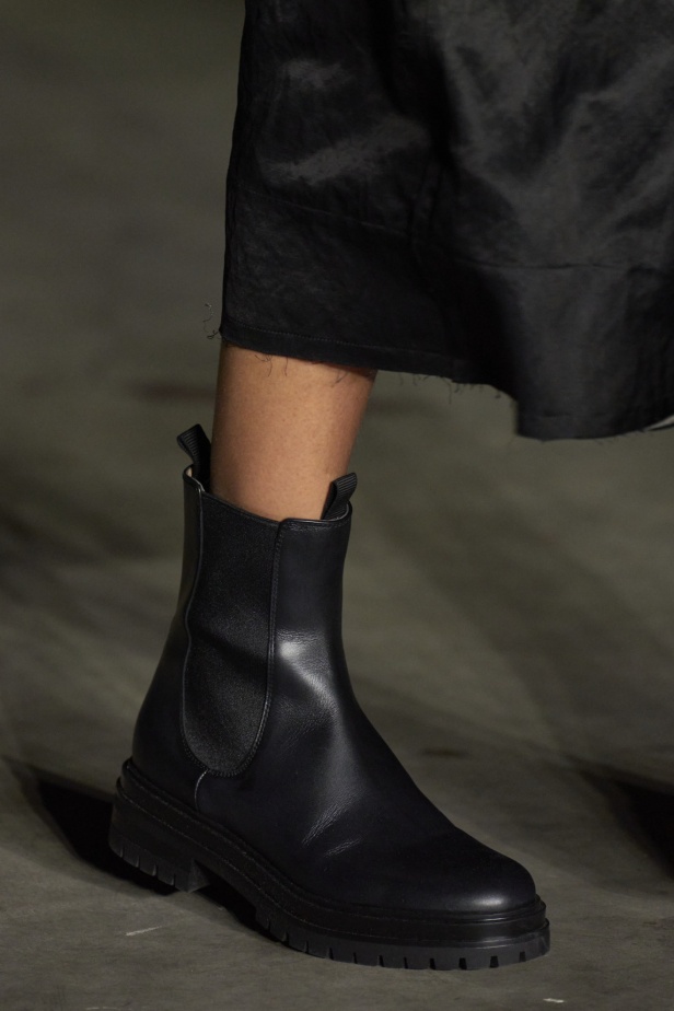 مجموعة Jason Wu لخريف 2024: تصاميم غارقة في جمال الليل الداكن والحرفية العالية