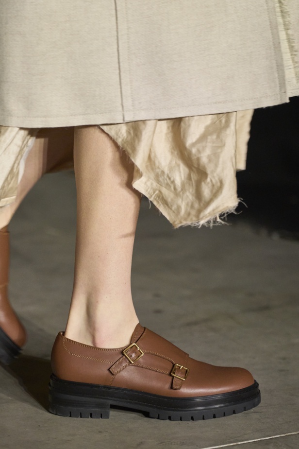 مجموعة Jason Wu لخريف 2024: تصاميم غارقة في جمال الليل الداكن والحرفية العالية