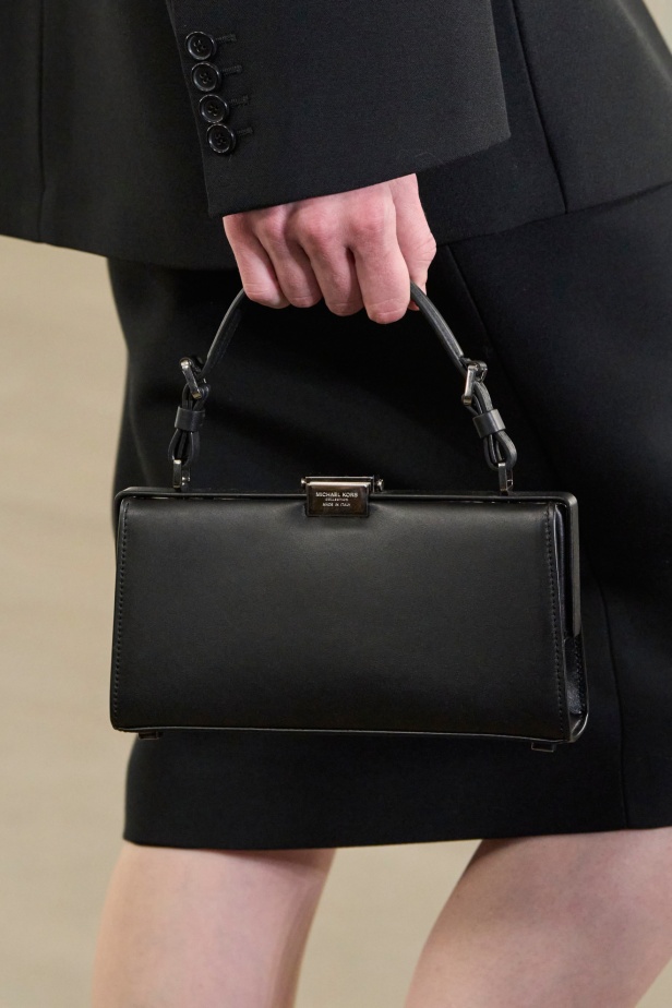 مجموعة Michael Kors لخريف وشتاء 2024: البدلة تفرض حضورها وسحر الثلاثينات يطغى على أجواء العرض