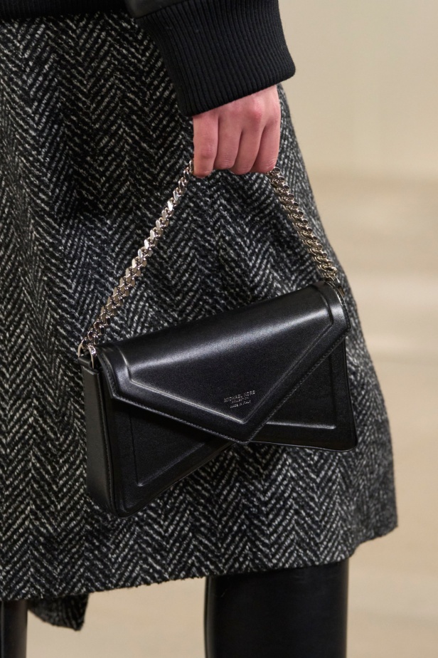 مجموعة Michael Kors لخريف وشتاء 2024: البدلة تفرض حضورها وسحر الثلاثينات يطغى على أجواء العرض