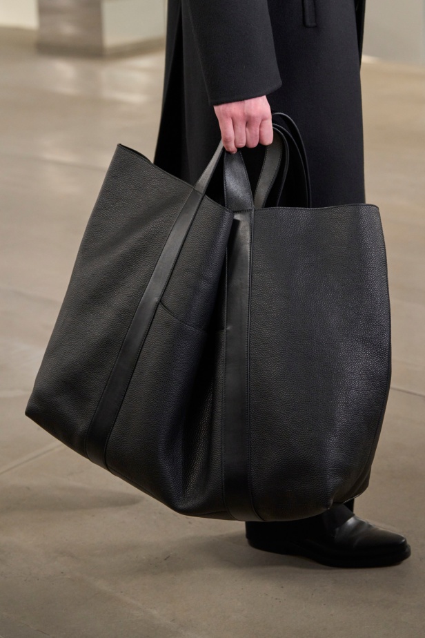 مجموعة Michael Kors لخريف وشتاء 2024: البدلة تفرض حضورها وسحر الثلاثينات يطغى على أجواء العرض