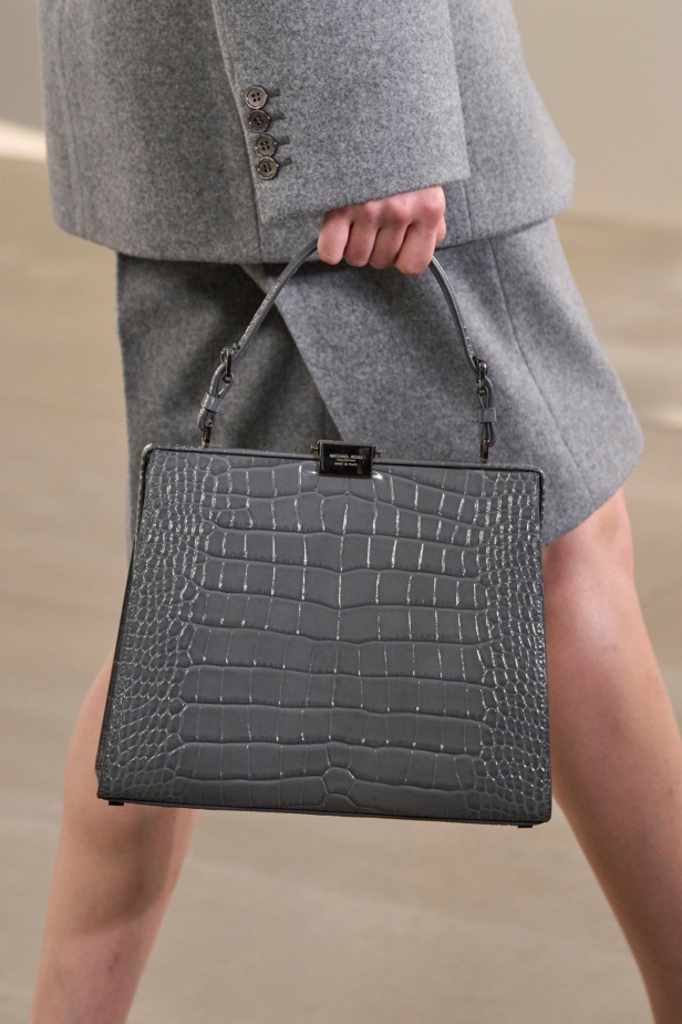 مجموعة Michael Kors لخريف وشتاء 2024: البدلة تفرض حضورها وسحر الثلاثينات يطغى على أجواء العرض