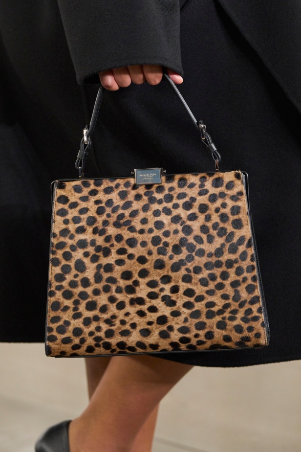 مجموعة Michael Kors لخريف وشتاء 2024: البدلة تفرض حضورها وسحر الثلاثينات يطغى على أجواء العرض