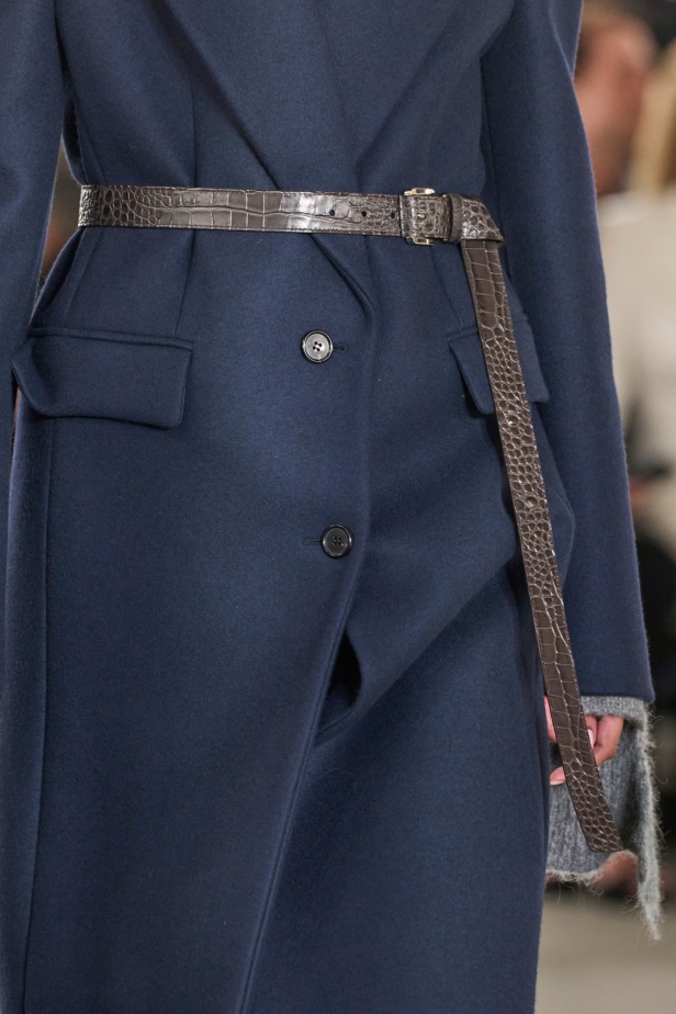 مجموعة Michael Kors لخريف وشتاء 2024: البدلة تفرض حضورها وسحر الثلاثينات يطغى على أجواء العرض