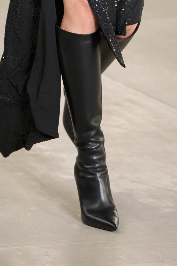 مجموعة Michael Kors لخريف وشتاء 2024: البدلة تفرض حضورها وسحر الثلاثينات يطغى على أجواء العرض