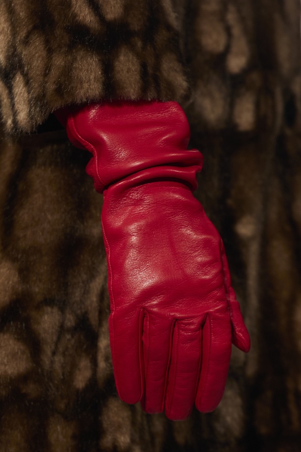 مجموعة No. 21 لخريف 2024 تجمع التمرّد بالأناقة وتضفي البريق على أسبوع الموضة في ميلانو