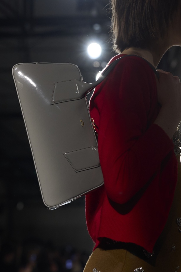 مجموعة No. 21 لخريف 2024 تجمع التمرّد بالأناقة وتضفي البريق على أسبوع الموضة في ميلانو