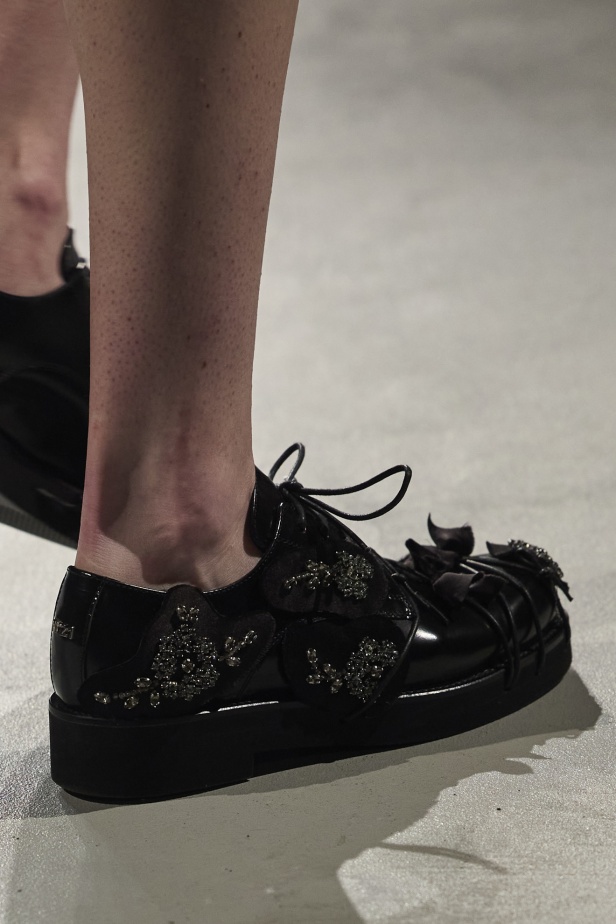 مجموعة No. 21 لخريف 2024 تجمع التمرّد بالأناقة وتضفي البريق على أسبوع الموضة في ميلانو