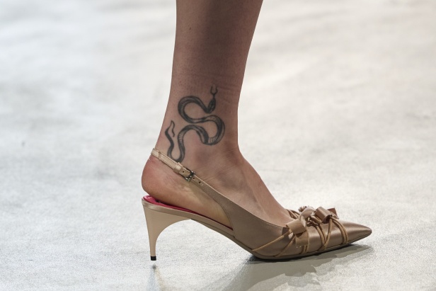 مجموعة No. 21 لخريف 2024 تجمع التمرّد بالأناقة وتضفي البريق على أسبوع الموضة في ميلانو