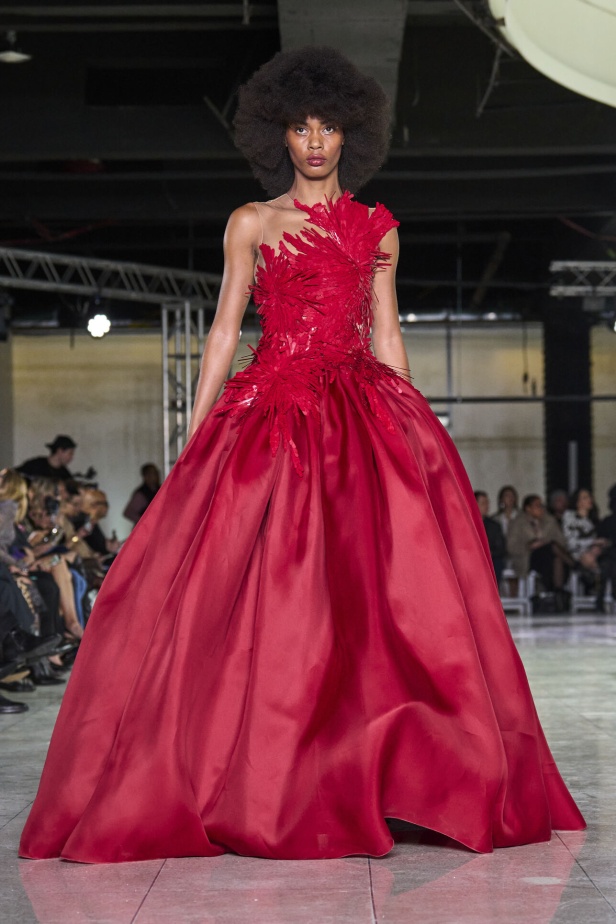 تشكيلة نعيم خان لموسم خريف وشتاء 2024 أسلوب جريء بطيات الترتر والريش 