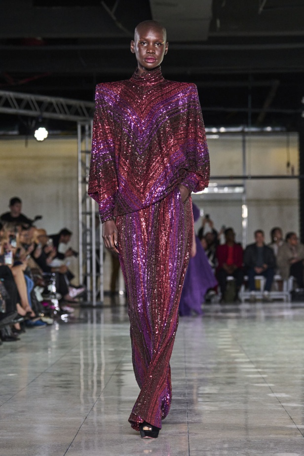 تشكيلة نعيم خان لموسم خريف وشتاء 2024 أسلوب جريء بطيات الترتر والريش 