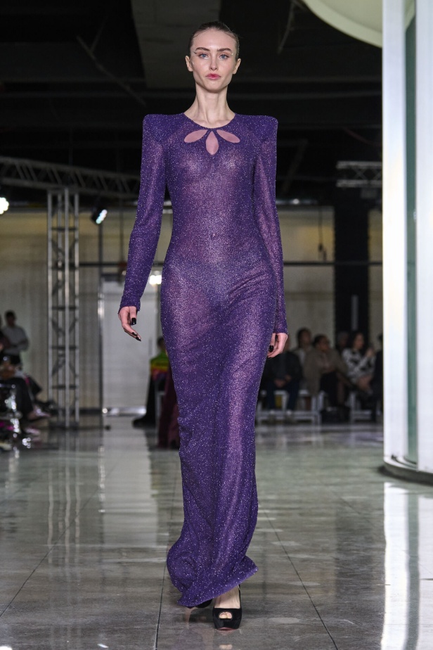 تشكيلة نعيم خان لموسم خريف وشتاء 2024 أسلوب جريء بطيات الترتر والريش 