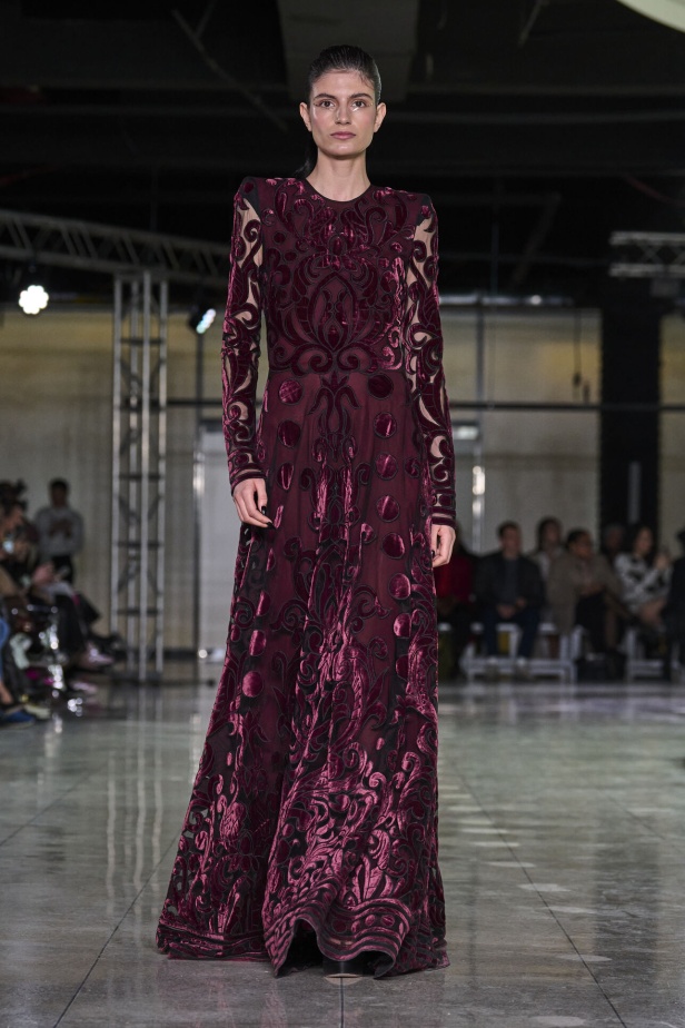 تشكيلة نعيم خان لموسم خريف وشتاء 2024 أسلوب جريء بطيات الترتر والريش 