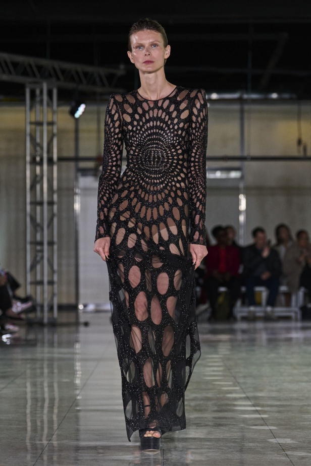 تشكيلة نعيم خان لموسم خريف وشتاء 2024 أسلوب جريء بطيات الترتر والريش 