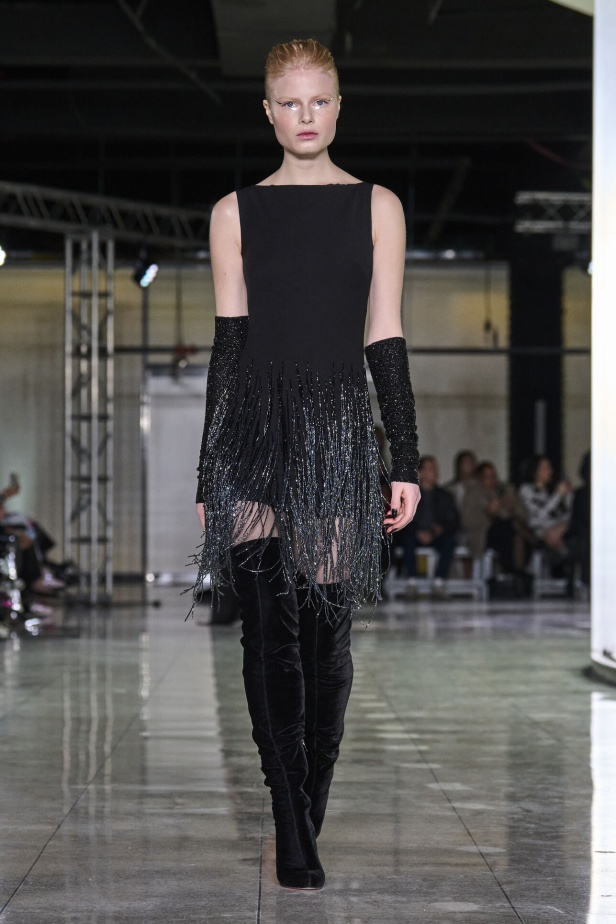 تشكيلة نعيم خان لموسم خريف وشتاء 2024 أسلوب جريء بطيات الترتر والريش 