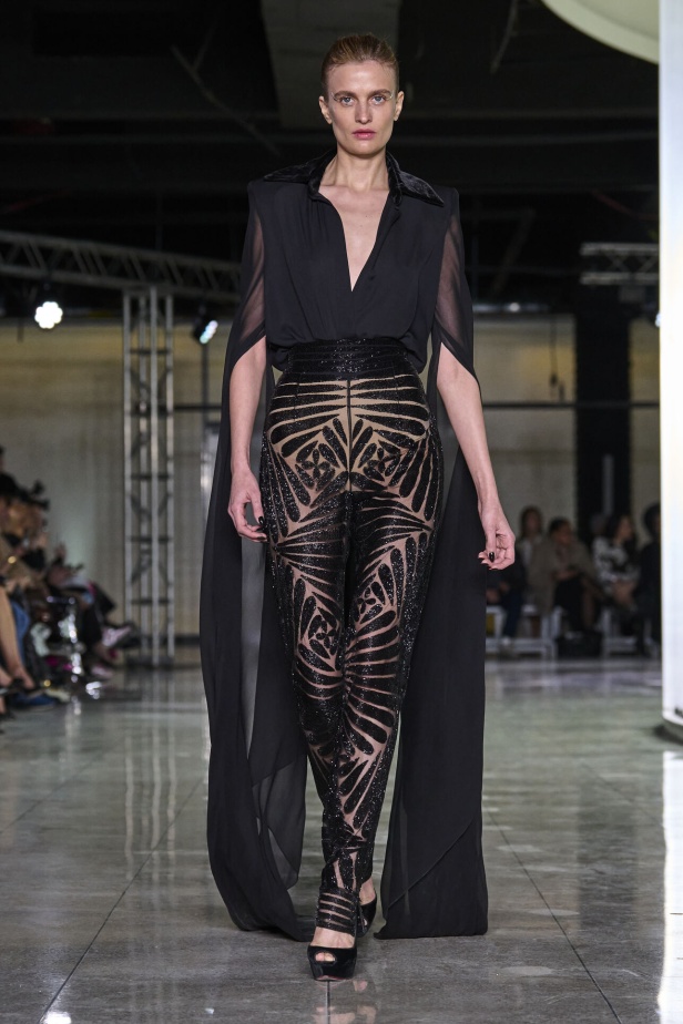 تشكيلة نعيم خان لموسم خريف وشتاء 2024 أسلوب جريء بطيات الترتر والريش 