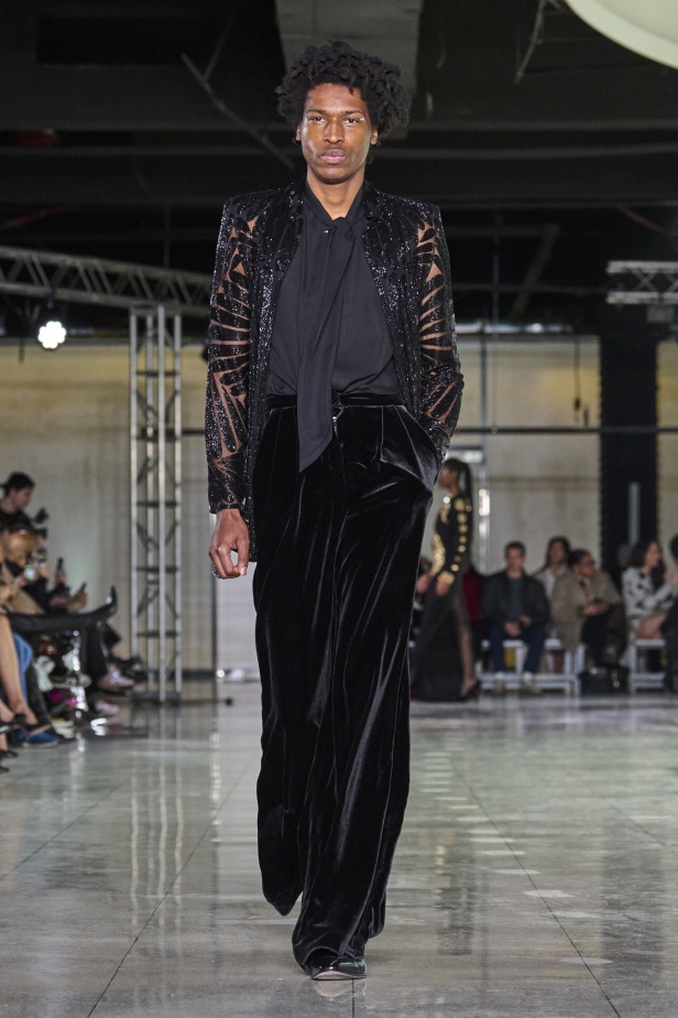 تشكيلة نعيم خان لموسم خريف وشتاء 2024 أسلوب جريء بطيات الترتر والريش 