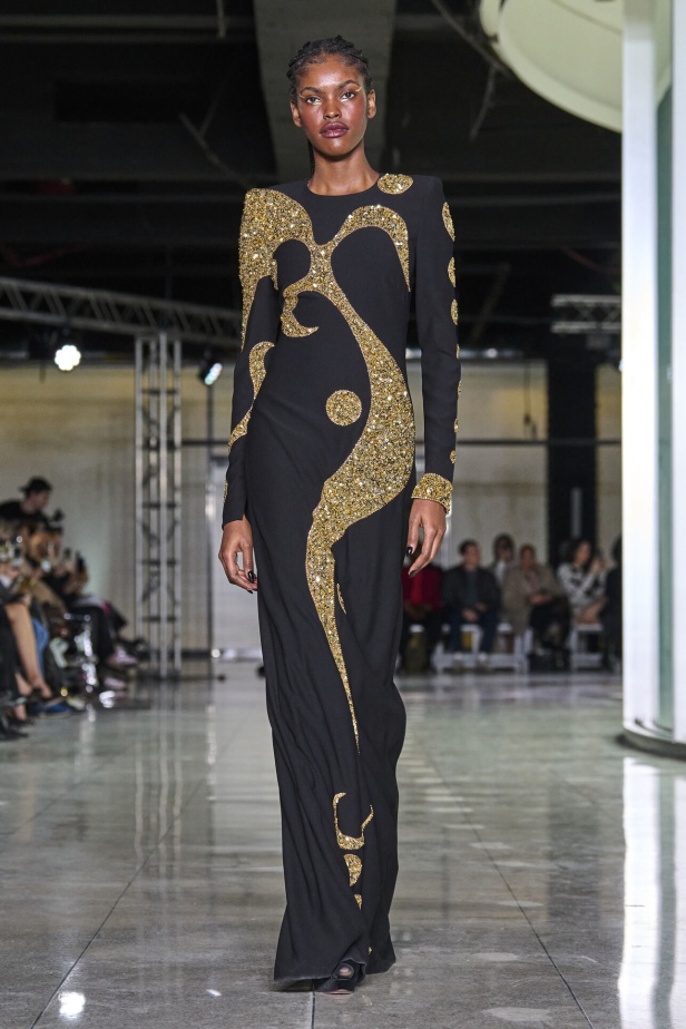 تشكيلة نعيم خان لموسم خريف وشتاء 2024 أسلوب جريء بطيات الترتر والريش 