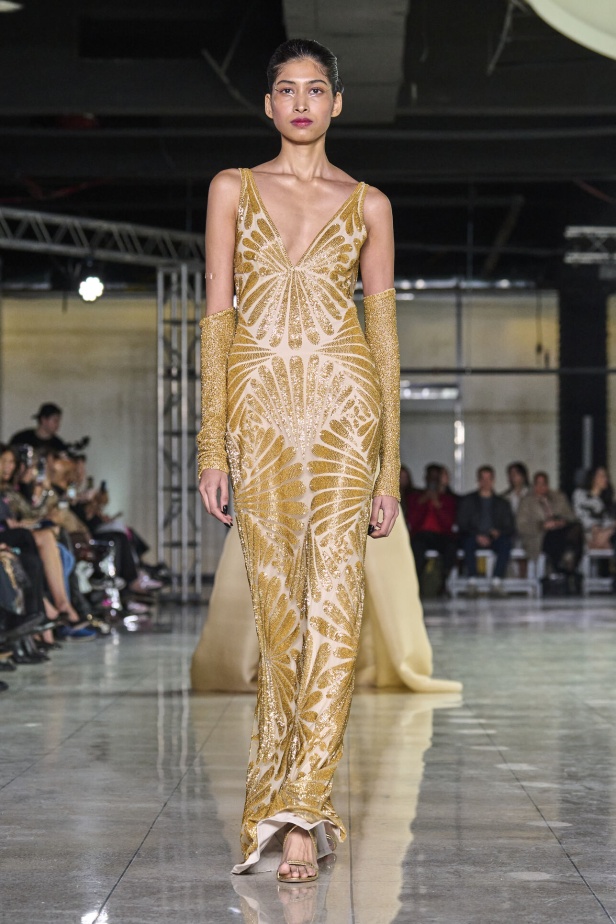 تشكيلة نعيم خان لموسم خريف وشتاء 2024 أسلوب جريء بطيات الترتر والريش 