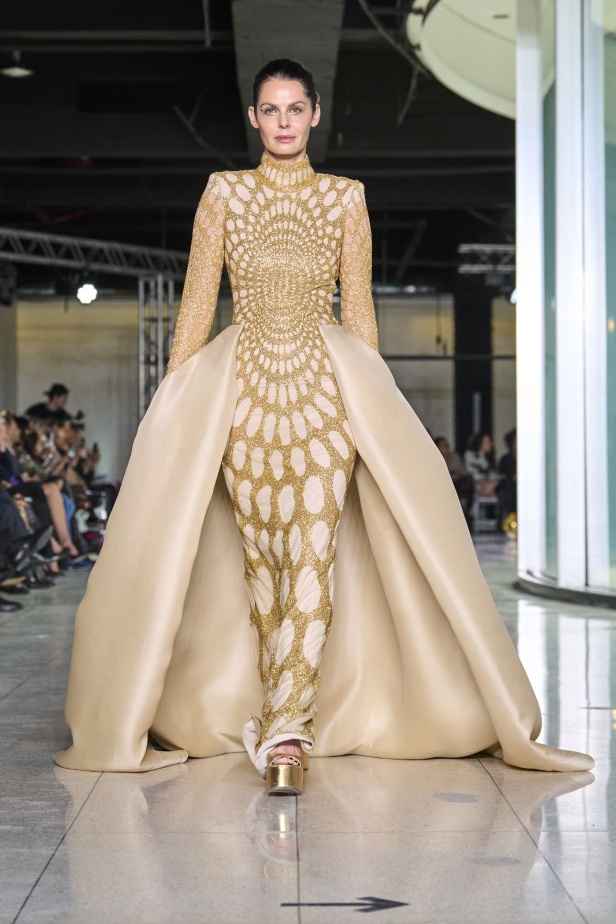 تشكيلة نعيم خان لموسم خريف وشتاء 2024 أسلوب جريء بطيات الترتر والريش 