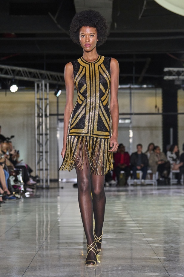 تشكيلة نعيم خان لموسم خريف وشتاء 2024 أسلوب جريء بطيات الترتر والريش 