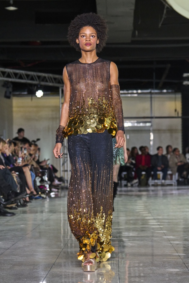 تشكيلة نعيم خان لموسم خريف وشتاء 2024 أسلوب جريء بطيات الترتر والريش 