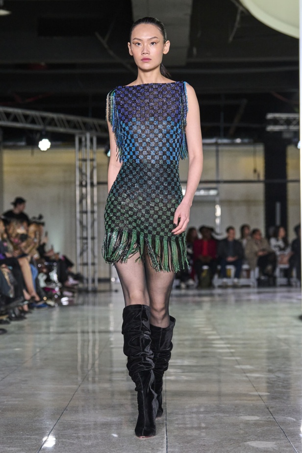 تشكيلة نعيم خان لموسم خريف وشتاء 2024 أسلوب جريء بطيات الترتر والريش 