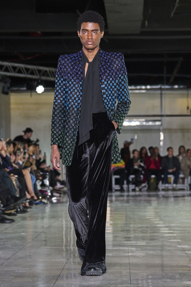 تشكيلة نعيم خان لموسم خريف وشتاء 2024 أسلوب جريء بطيات الترتر والريش 