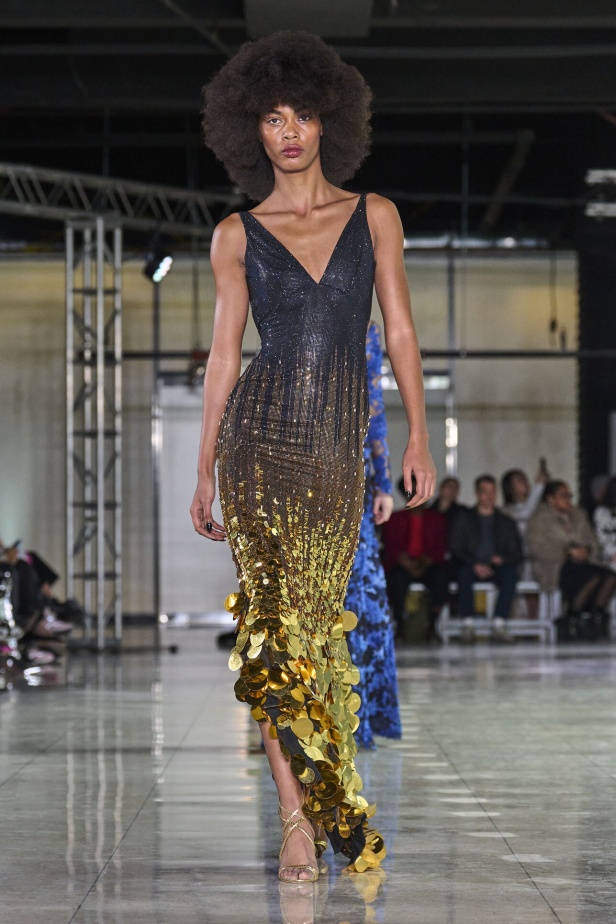 تشكيلة نعيم خان لموسم خريف وشتاء 2024 أسلوب جريء بطيات الترتر والريش 