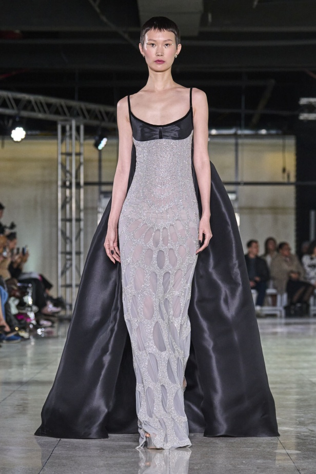 تشكيلة نعيم خان لموسم خريف وشتاء 2024 أسلوب جريء بطيات الترتر والريش 