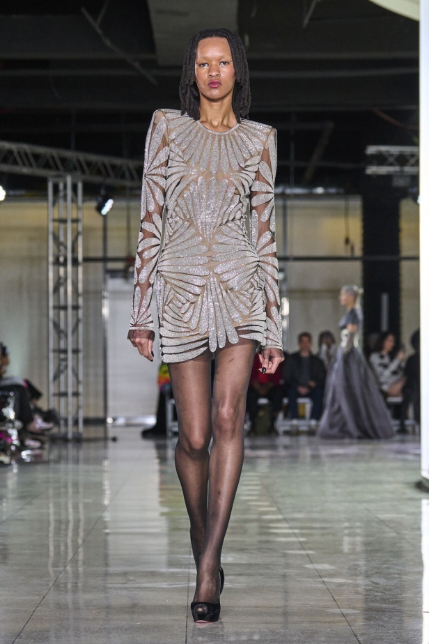 تشكيلة نعيم خان لموسم خريف وشتاء 2024 أسلوب جريء بطيات الترتر والريش 