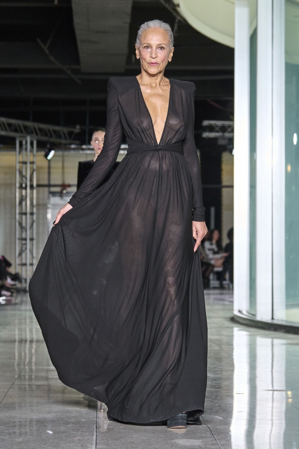 تشكيلة نعيم خان لموسم خريف وشتاء 2024 أسلوب جريء بطيات الترتر والريش 