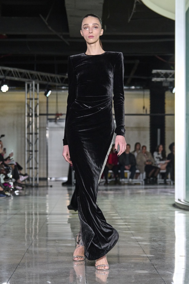 تشكيلة نعيم خان لموسم خريف وشتاء 2024 أسلوب جريء بطيات الترتر والريش 