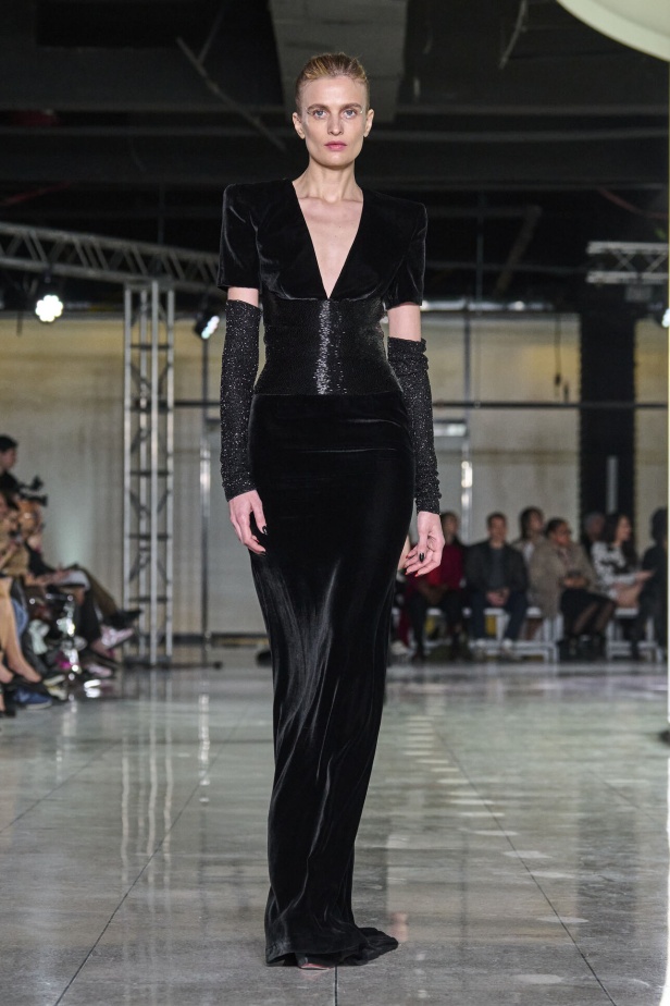 تشكيلة نعيم خان لموسم خريف وشتاء 2024 أسلوب جريء بطيات الترتر والريش 