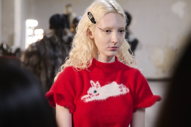 تشكيلة نعيم خان لموسم خريف وشتاء 2024 أسلوب جريء بطيات الترتر والريش 