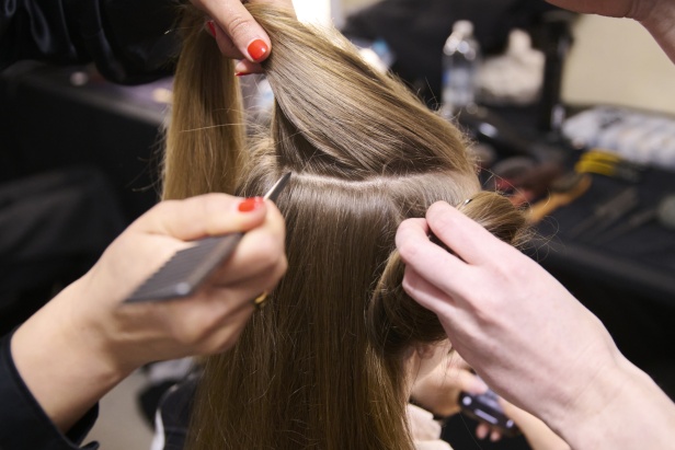 تشكيلة نعيم خان لموسم خريف وشتاء 2024 أسلوب جريء بطيات الترتر والريش 