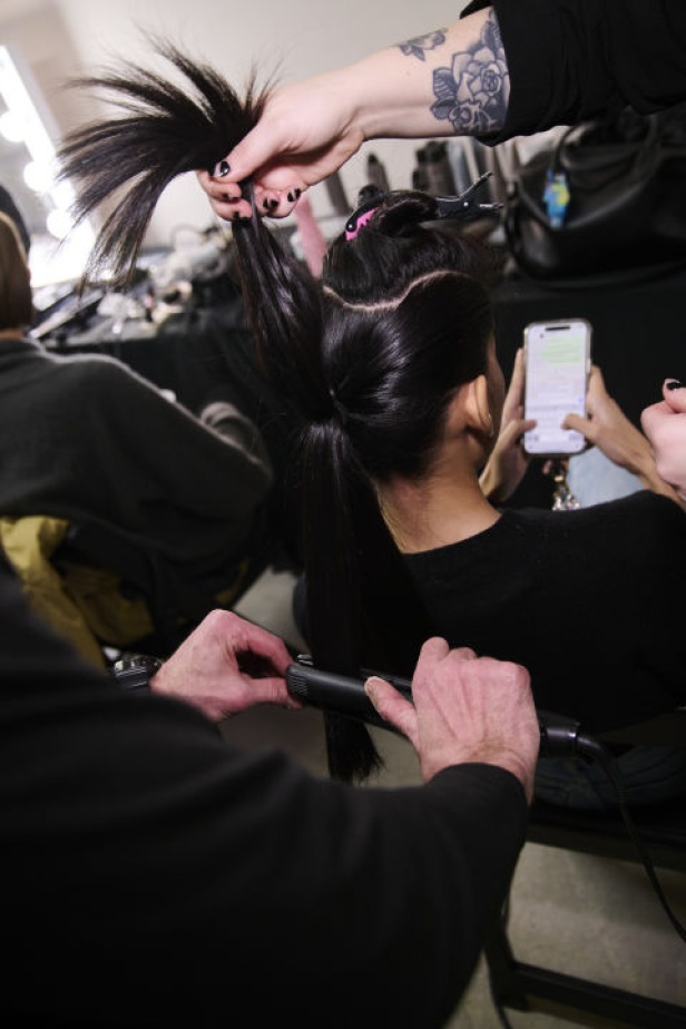 تشكيلة نعيم خان لموسم خريف وشتاء 2024 أسلوب جريء بطيات الترتر والريش 