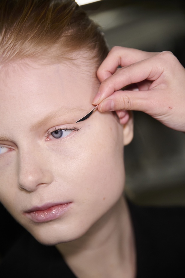 تشكيلة نعيم خان لموسم خريف وشتاء 2024 أسلوب جريء بطيات الترتر والريش 