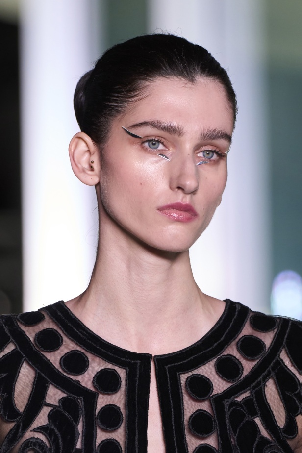 تشكيلة نعيم خان لموسم خريف وشتاء 2024 أسلوب جريء بطيات الترتر والريش 