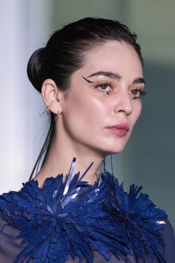 تشكيلة نعيم خان لموسم خريف وشتاء 2024 أسلوب جريء بطيات الترتر والريش 