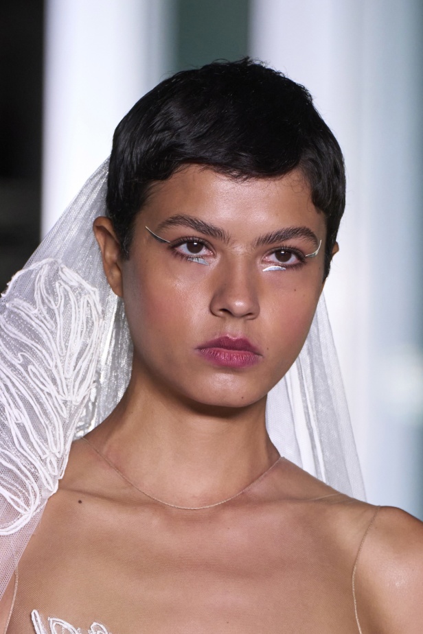 تشكيلة نعيم خان لموسم خريف وشتاء 2024 أسلوب جريء بطيات الترتر والريش 