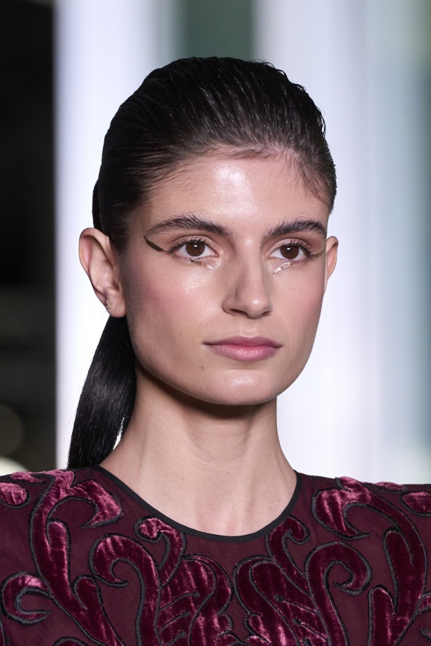 تشكيلة نعيم خان لموسم خريف وشتاء 2024 أسلوب جريء بطيات الترتر والريش 