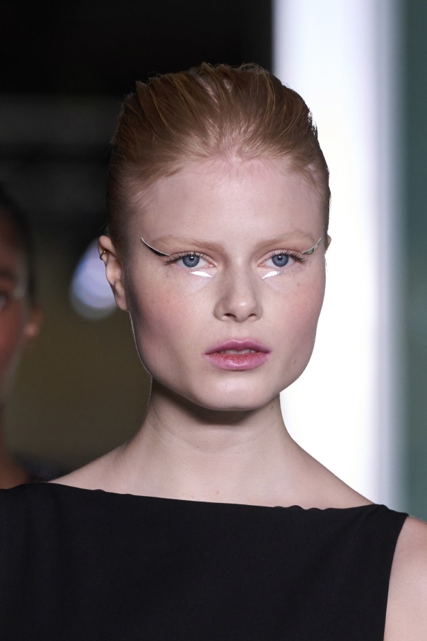 تشكيلة نعيم خان لموسم خريف وشتاء 2024 أسلوب جريء بطيات الترتر والريش 