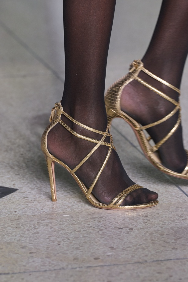 تشكيلة نعيم خان لموسم خريف وشتاء 2024 أسلوب جريء بطيات الترتر والريش 