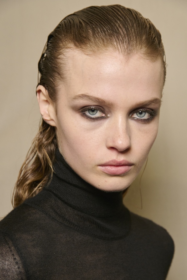 الإطلالات الجمالية  في عرض "روبرتو كفالي" خريف و شتاء 2024